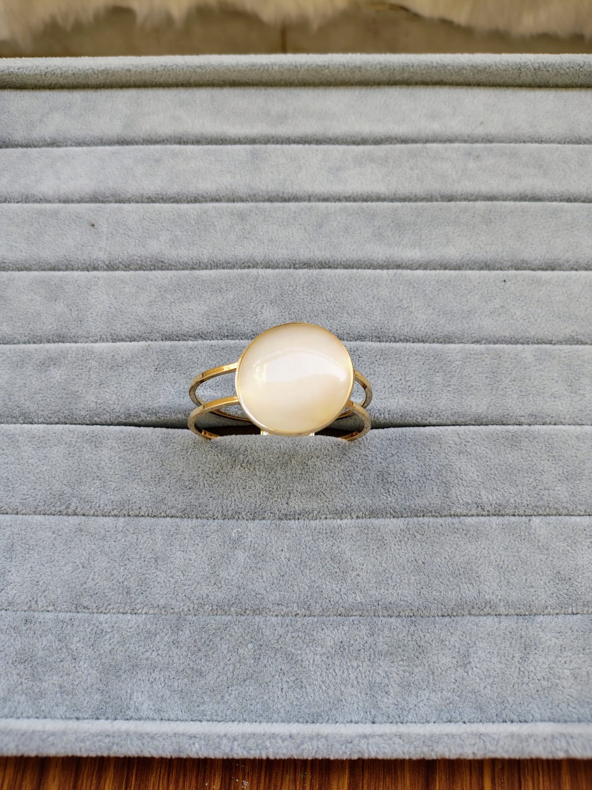 Elegant Cream Stone Gold Bangle Bracelet - Anti-Tarnish