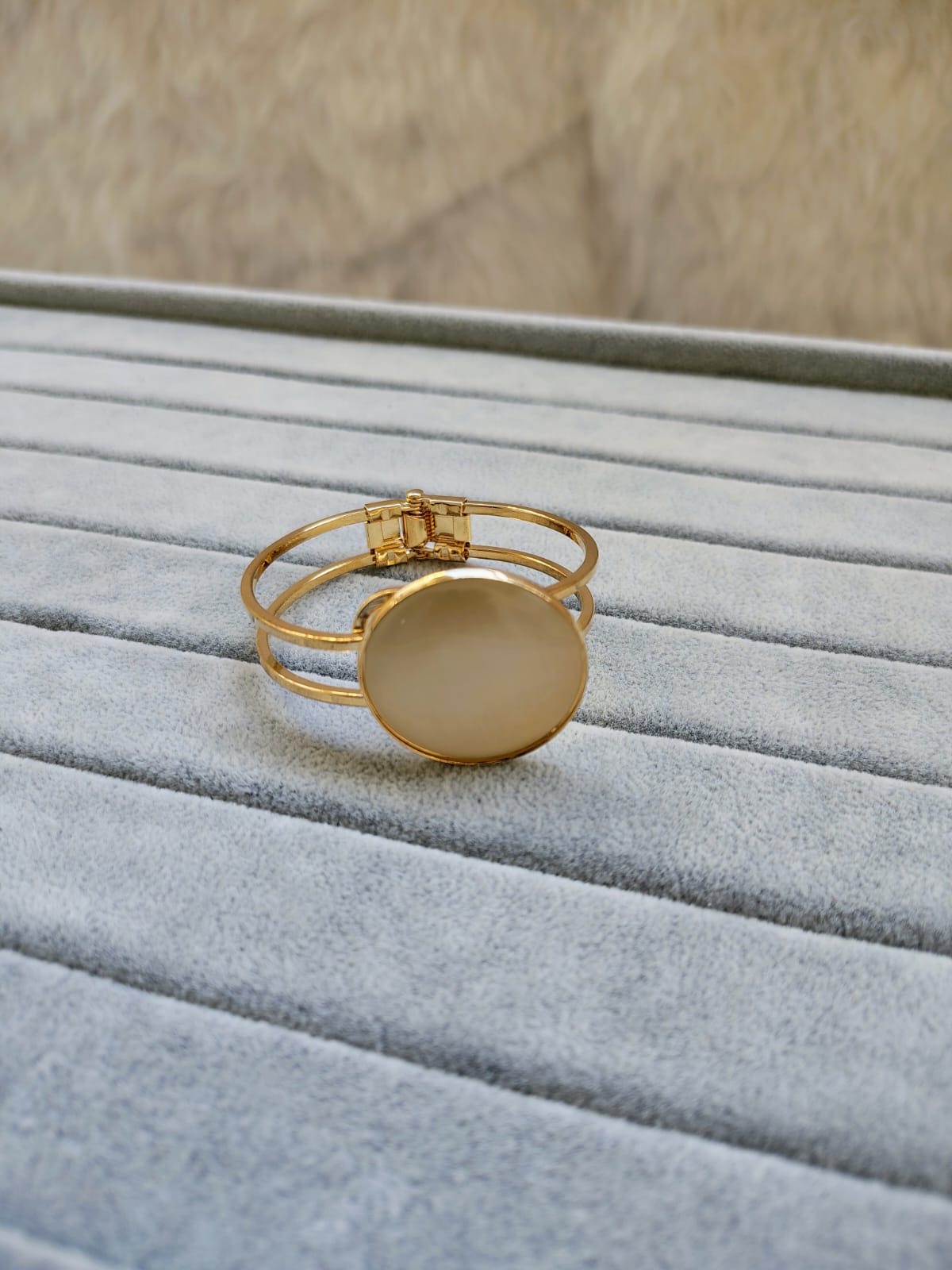 Elegant Cream Stone Gold Bangle Bracelet - Anti-Tarnish