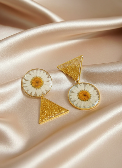 Daisy resin earrings on satin cloth